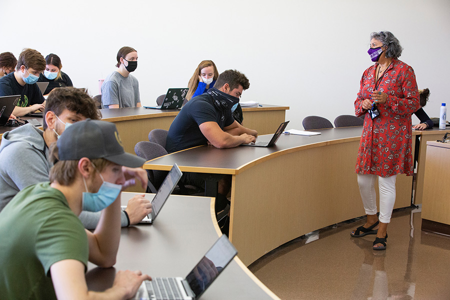 Profesora Pilar Melero durante un clase de español.