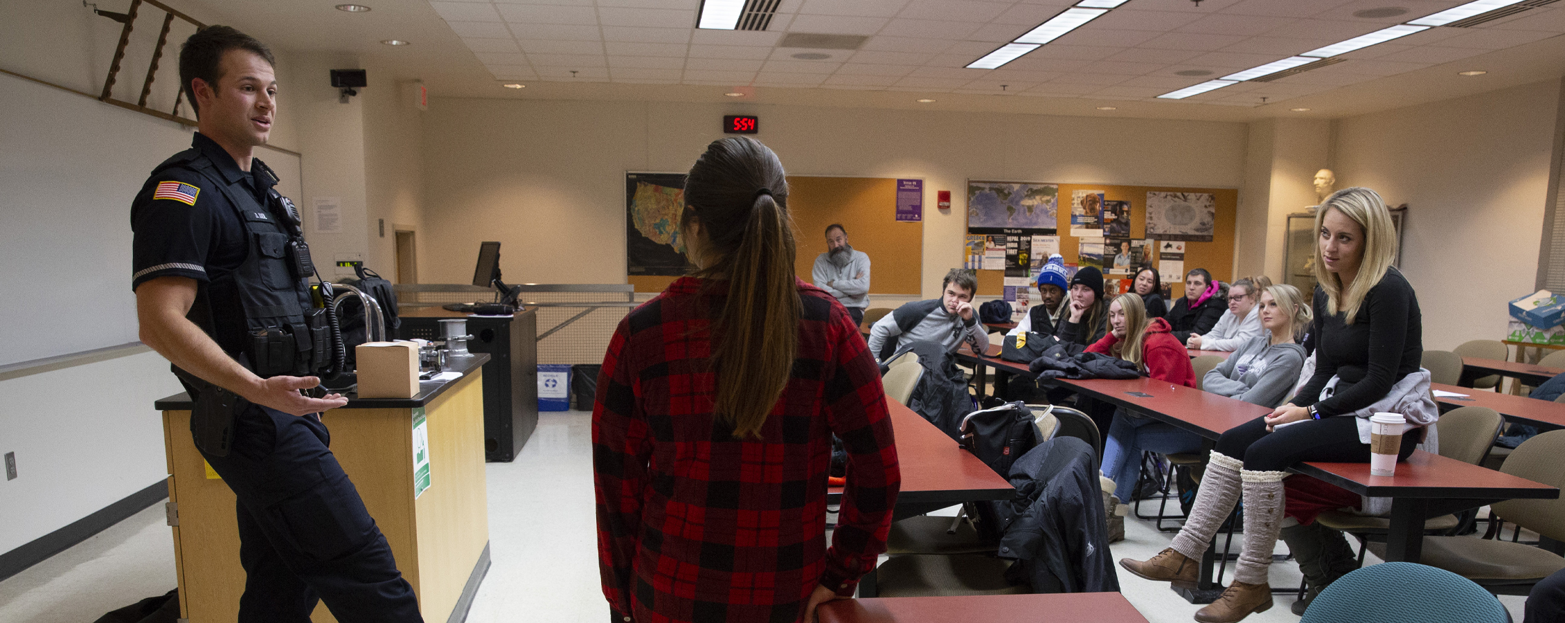 A police officier speaks to a class.