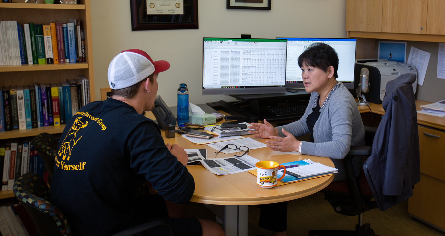 Professor Linda Yu talks with a student