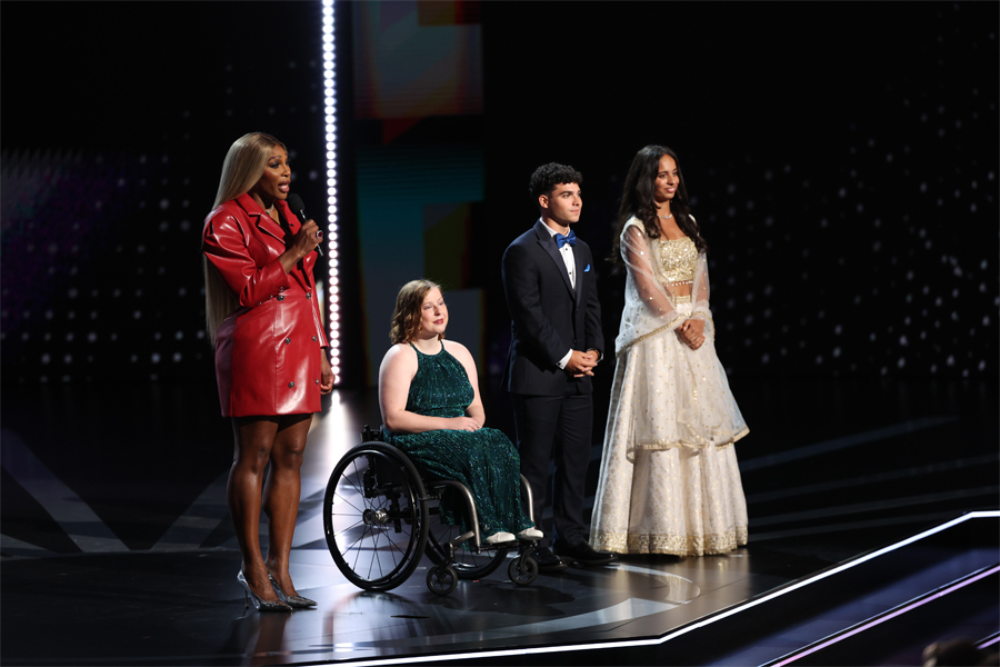 Hannah Smith on stage with Serena Williams during the ESPY awards.