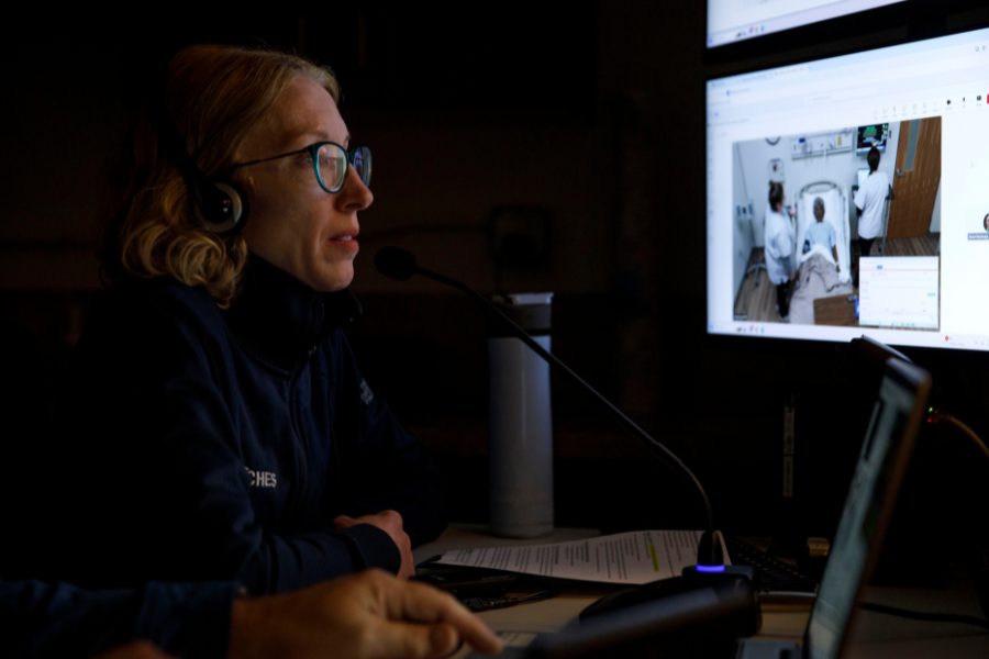Women is starting at screen in a lab.