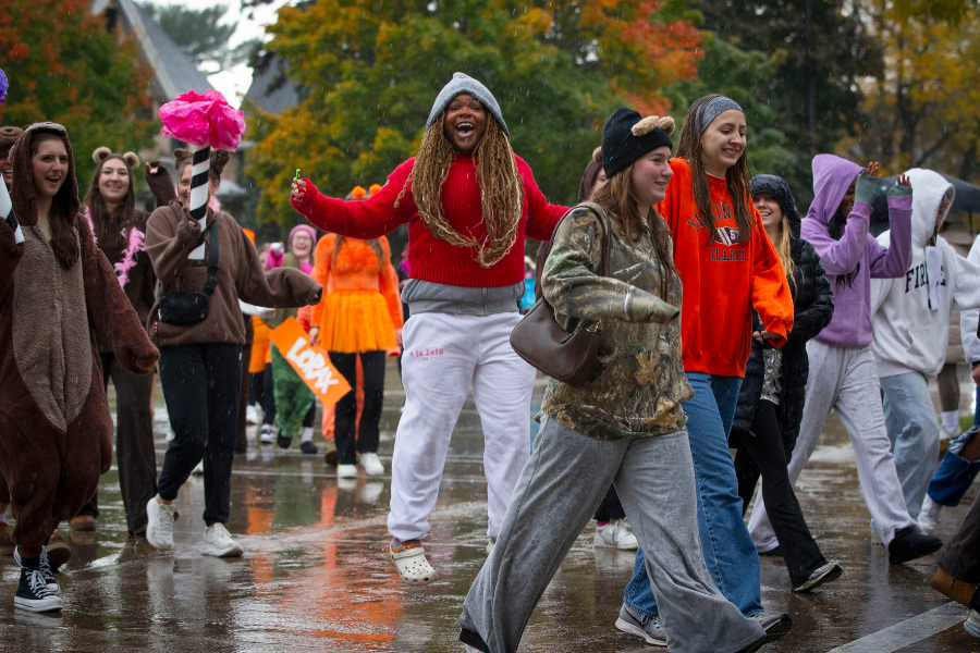 Students participate in Homecoming Parade